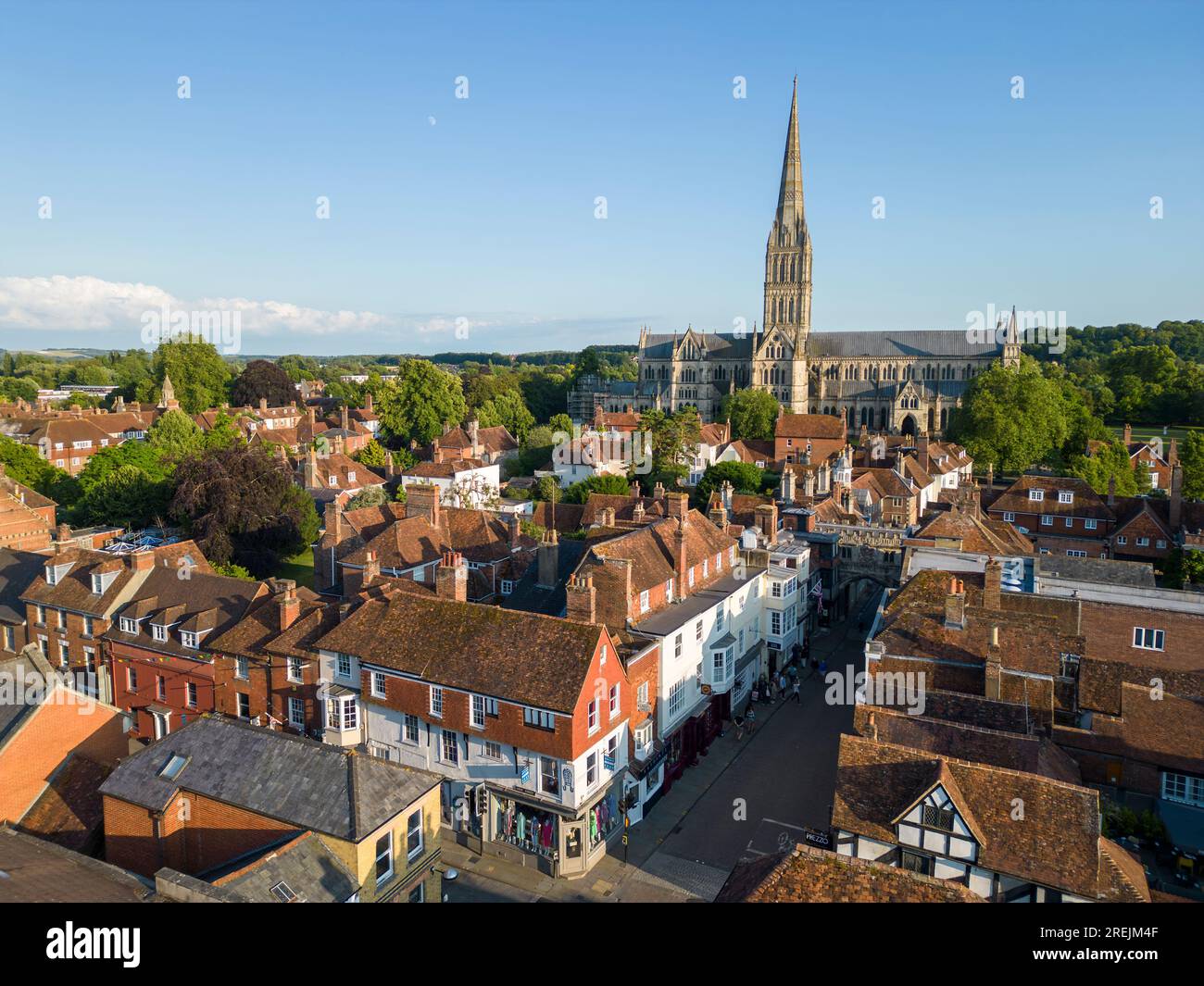 Luftkranaufnahme der Salisbury Cathedral, Wiltshire, England Stockfoto