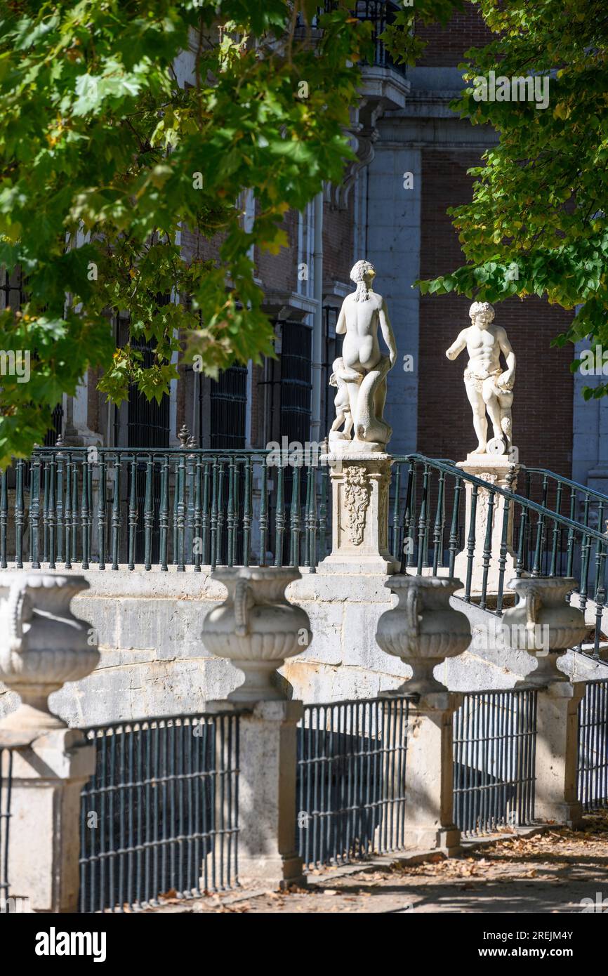 Statuen auf der Brücke, die zum Garten der Insel führt, an der Seite des Königlichen Palastes in Aranjuez, Comunidad de Madrid, Spanien. Stockfoto