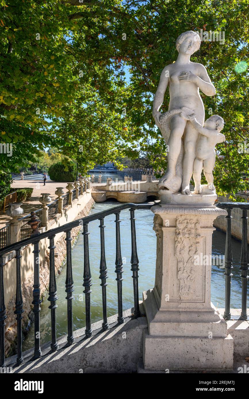 Statuen auf der Brücke, die zum Garten der Insel führt, an der Seite des Königlichen Palastes in Aranjuez, Comunidad de Madrid, Spanien. Stockfoto