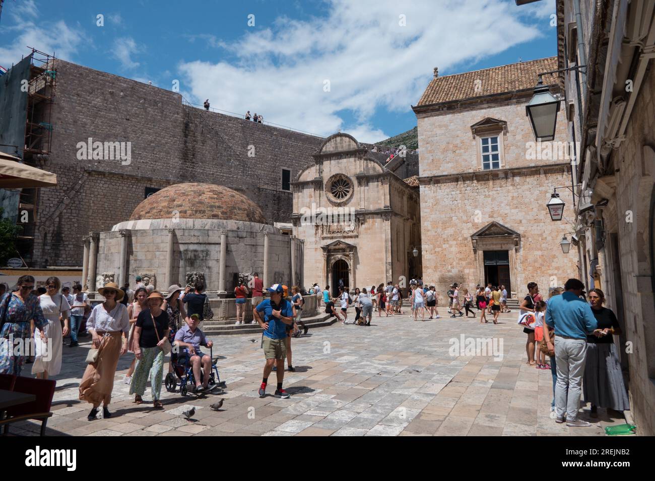 Blick auf das Stadtzentrum von Dubrovnik in Kroatien mit Besuchern des Wahrzeichens: Dem großen Onofrio-Brunnen. Touristen genießen Reisen in kroatischer Stadt Stockfoto