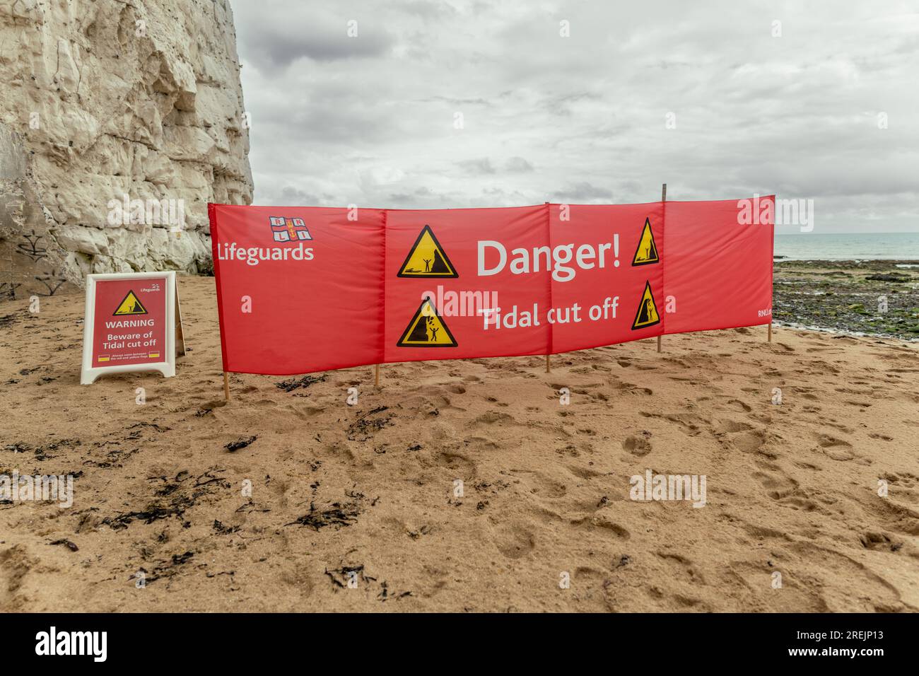Gefahr, durch Gezeiten abgeschnitten zu werden, Gefahr eindringender Gezeiten und Küstenlinie an den Klippen, Großbritannien Stockfoto
