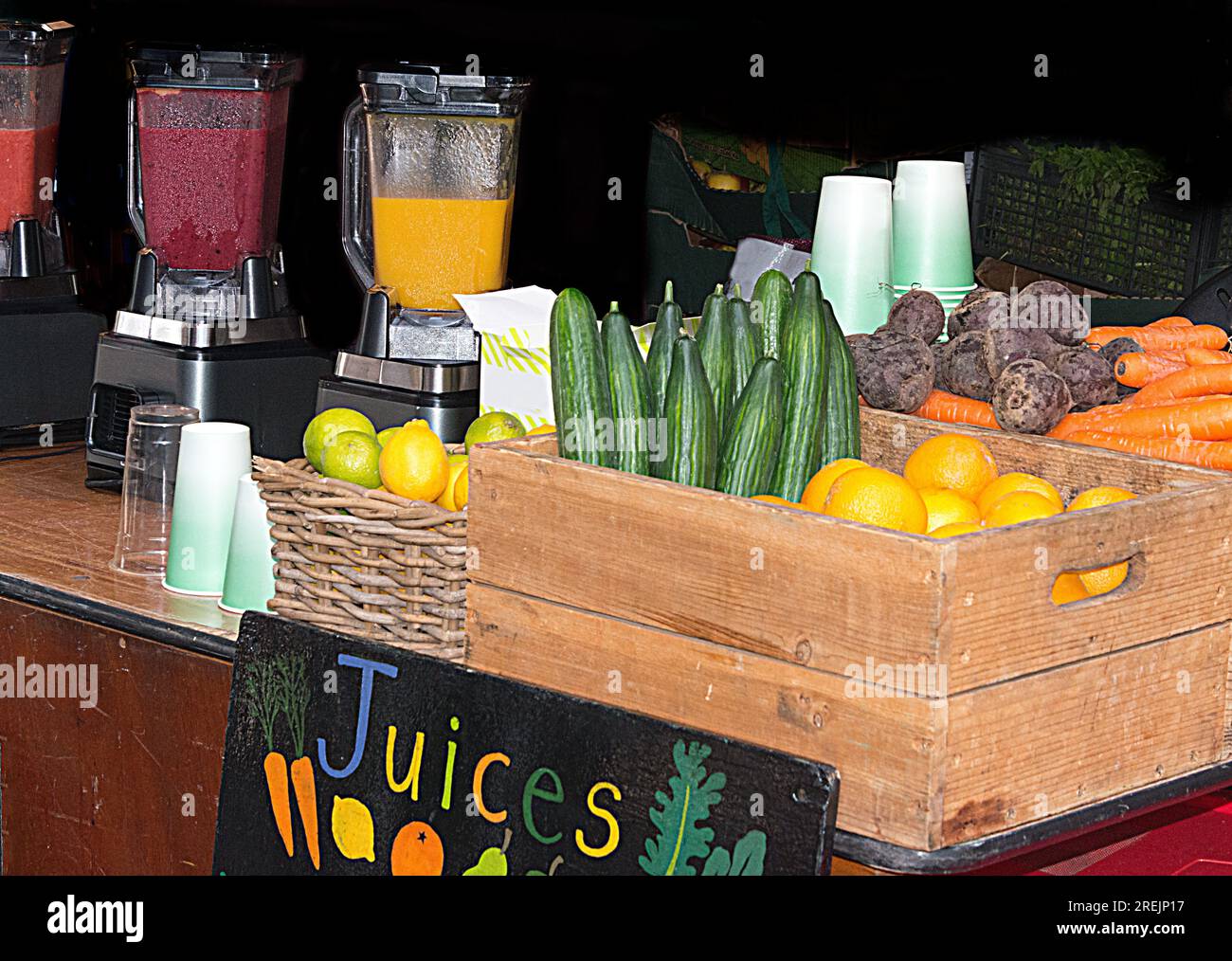 Frisch gepresste Säfte zum Verkauf an einem Marktstand Stockfoto
