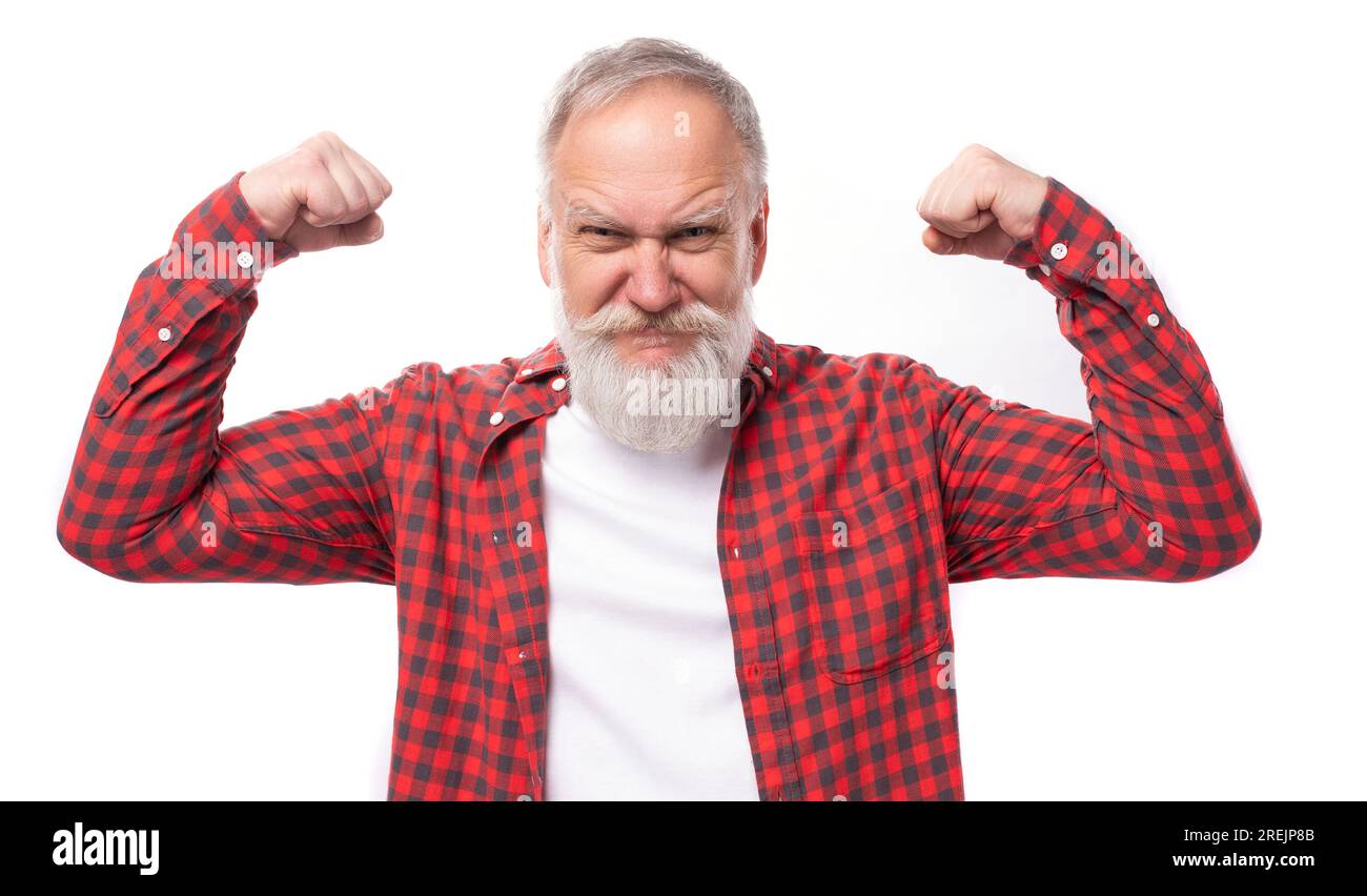 Gut aussehender, starker 60s-jähriger Großvater mit grauem Bart Stockfoto