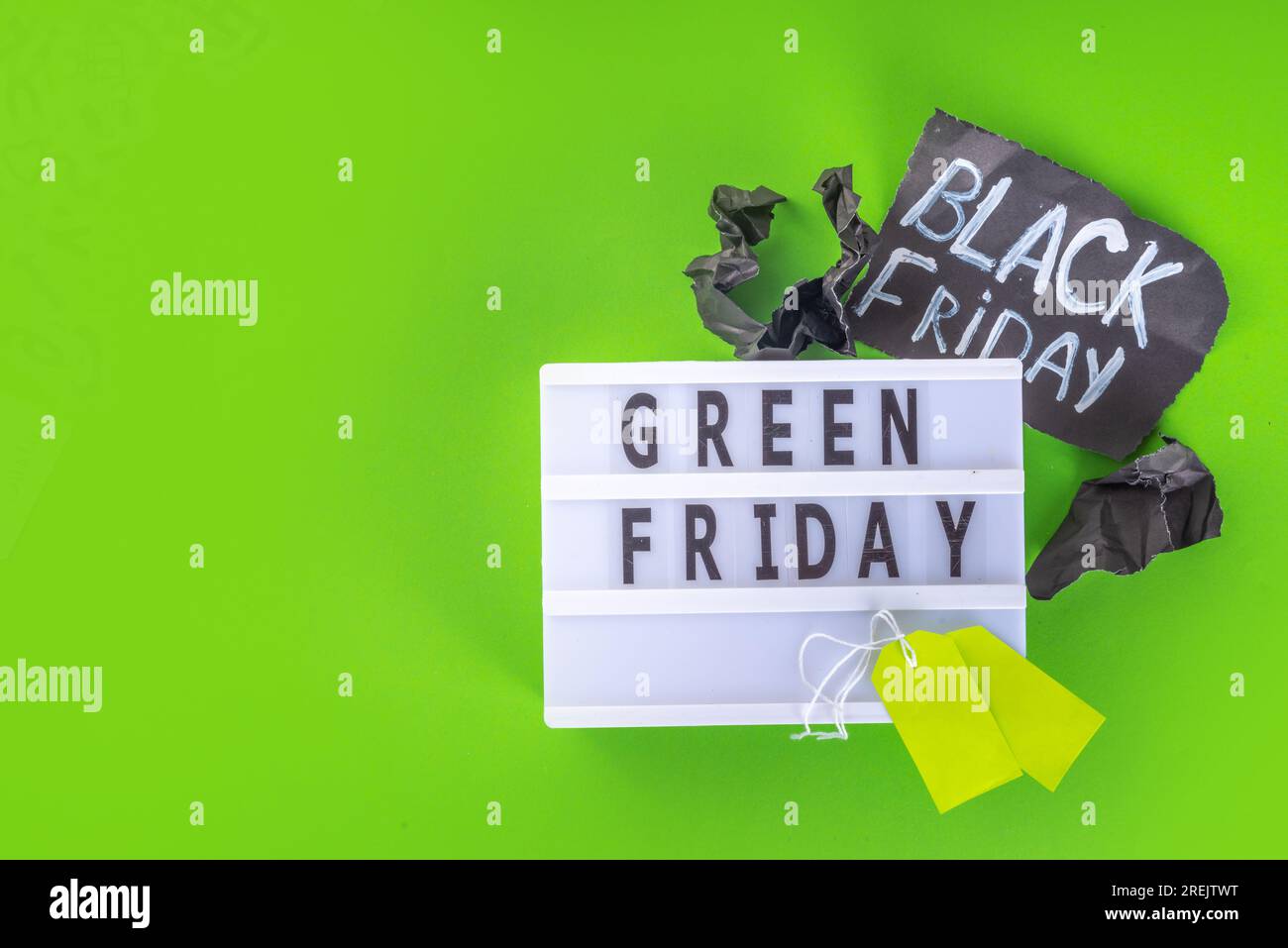 Green Friday Konzept mit Green Sale und Rabattanhänger, bewusster und umweltfreundlicher Einkaufsidee, nützliche Dinge im Angebot anstelle von usu Stockfoto