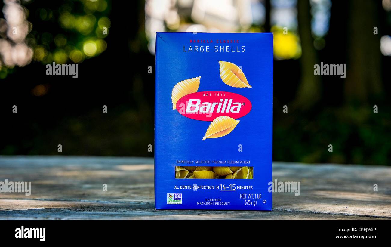 NORWALK, CT, USA - 28. JULI 2023: Barilla Pasta-Paket auf dem Tisch draußen Stockfoto