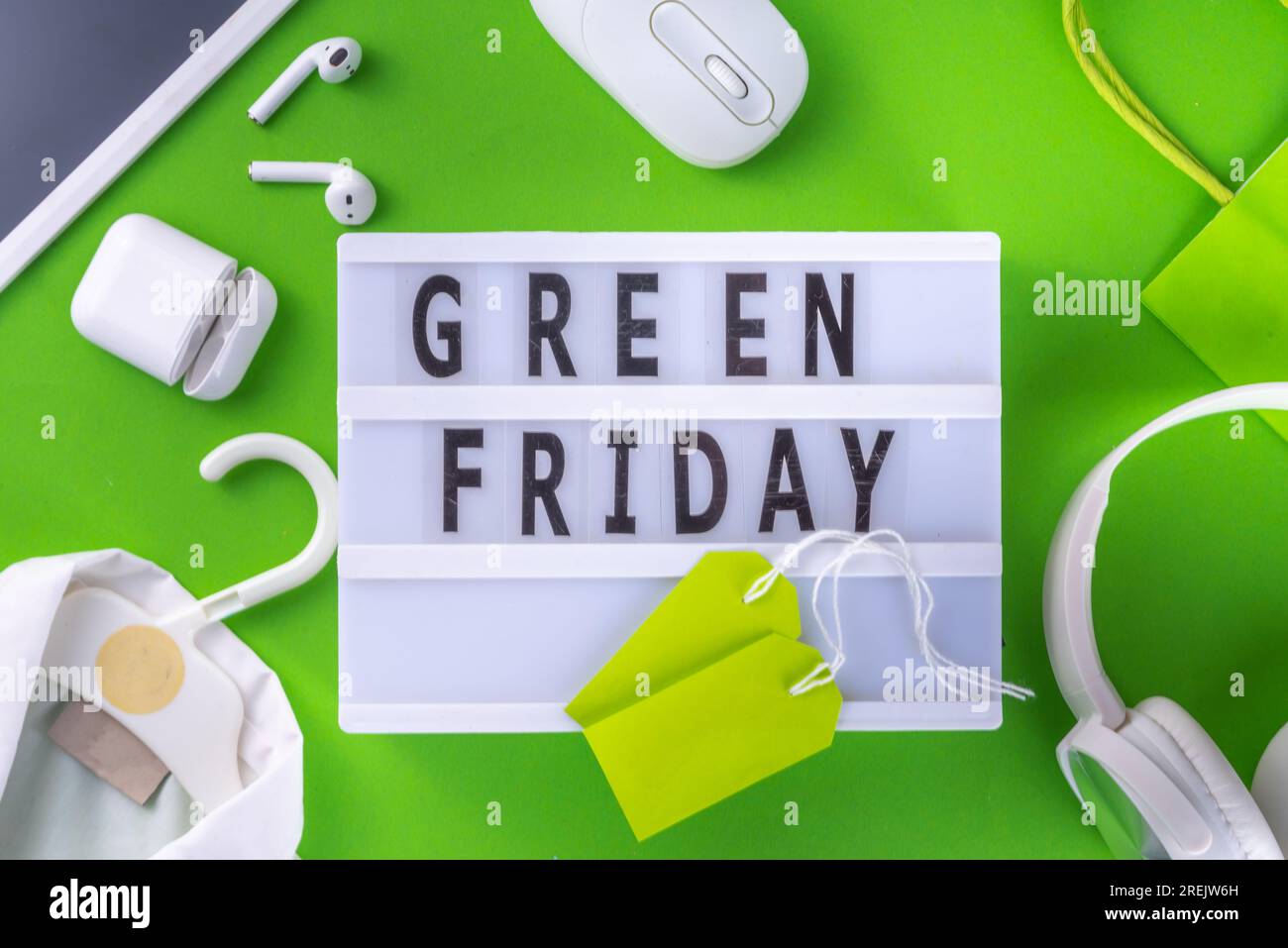 Green Friday Konzept mit Green Sale und Rabattanhänger, bewusster und umweltfreundlicher Einkaufsidee, nützliche Dinge im Angebot anstelle von usu Stockfoto