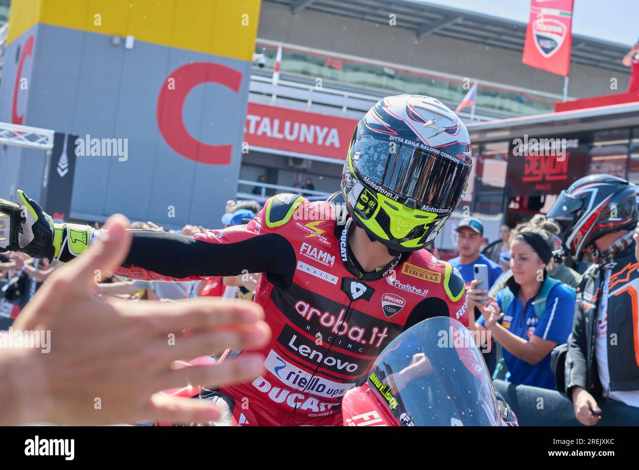 06.05.2023. Montmelo, Spanien, Alvaro Bautista, der nach dem Sieg am Koppel die Hand schüttelt Stockfoto