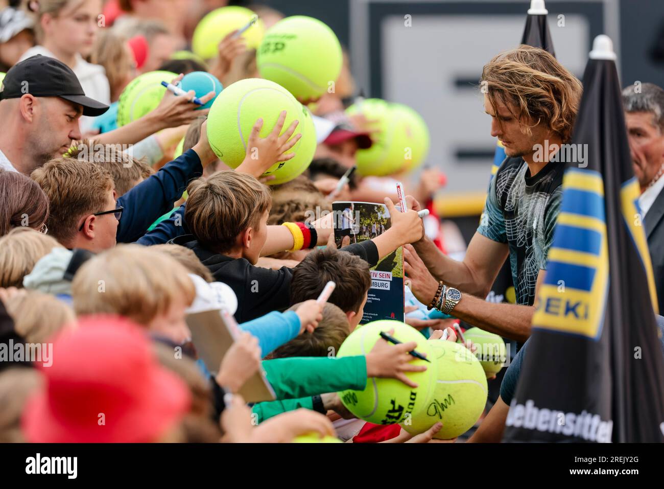 Hamburg, Deutschland. 28. Juli 2023. Tennis: Hamburg European Open (ATP-Turnier), Rothenbaum-Tennisstadion, Männer, Singles, Viertelfinale, Zverev (Deutschland) - Van Assche (Frankreich). Alexander Zverev signiert Autogramme. Kredit: Frank Molter/dpa/Alamy Live News Stockfoto