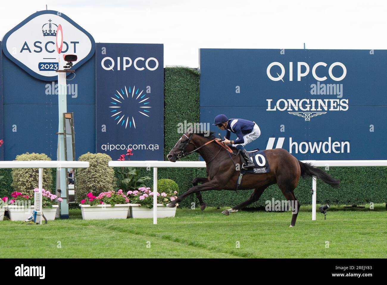 Ascot, Berkshire, Großbritannien. 28. Juli 2023. Pferd Alhambra Palast geritten von Jockey David Robert gewinnt die Slingsby Gin Handicap Stakes auf der Ascot Rennbahn am ersten Tag des QIPCO King George Wochenendes des Pferderennens. Besitzer Isa Salman Al Khalifa. Trainer William Haggas, Newmarket. Breeder Newsells Park Stud Sponsor Highclere Throughbred Racing. Kredit: Maureen McLean/Alamy Live News Stockfoto