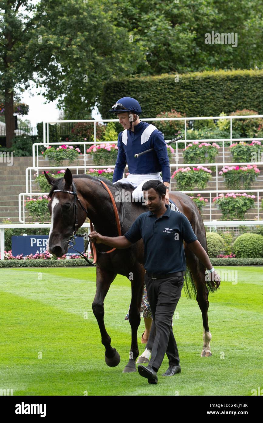 Ascot, Berkshire, Großbritannien. 28. Juli 2023. Pferd Alhambra Palast geritten von Jockey David Robert gewinnt die Slingsby Gin Handicap Stakes auf der Ascot Rennbahn am ersten Tag des QIPCO King George Wochenendes des Pferderennens. Besitzer Isa Salman Al Khalifa. Trainer William Haggas, Newmarket. Breeder Newsells Park Stud Sponsor Highclere Throughbred Racing. Kredit: Maureen McLean/Alamy Live News Stockfoto