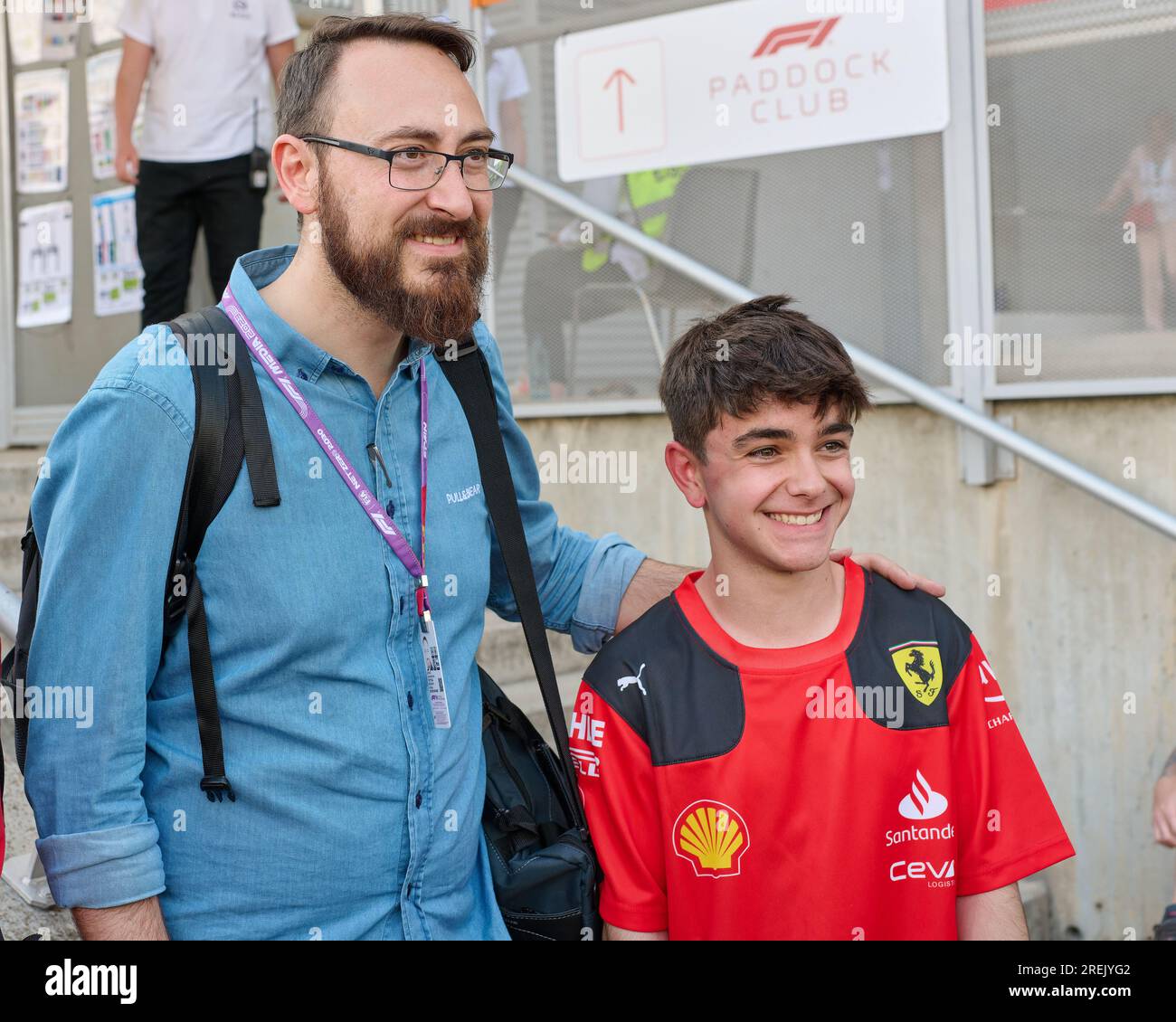 04.06.2023. Montmeló, Spanien, Cristobal Rosaleny macht ein Foto mit den jüngsten Fans auf der spanischen GP 2023 Stockfoto