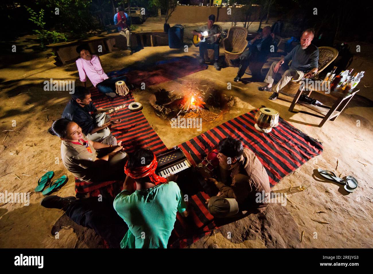 Indianer spielen traditionelle Lieder im Kotabagh Kyari Syat Camp, Kotabagh, Uttarakhand, Indien Stockfoto