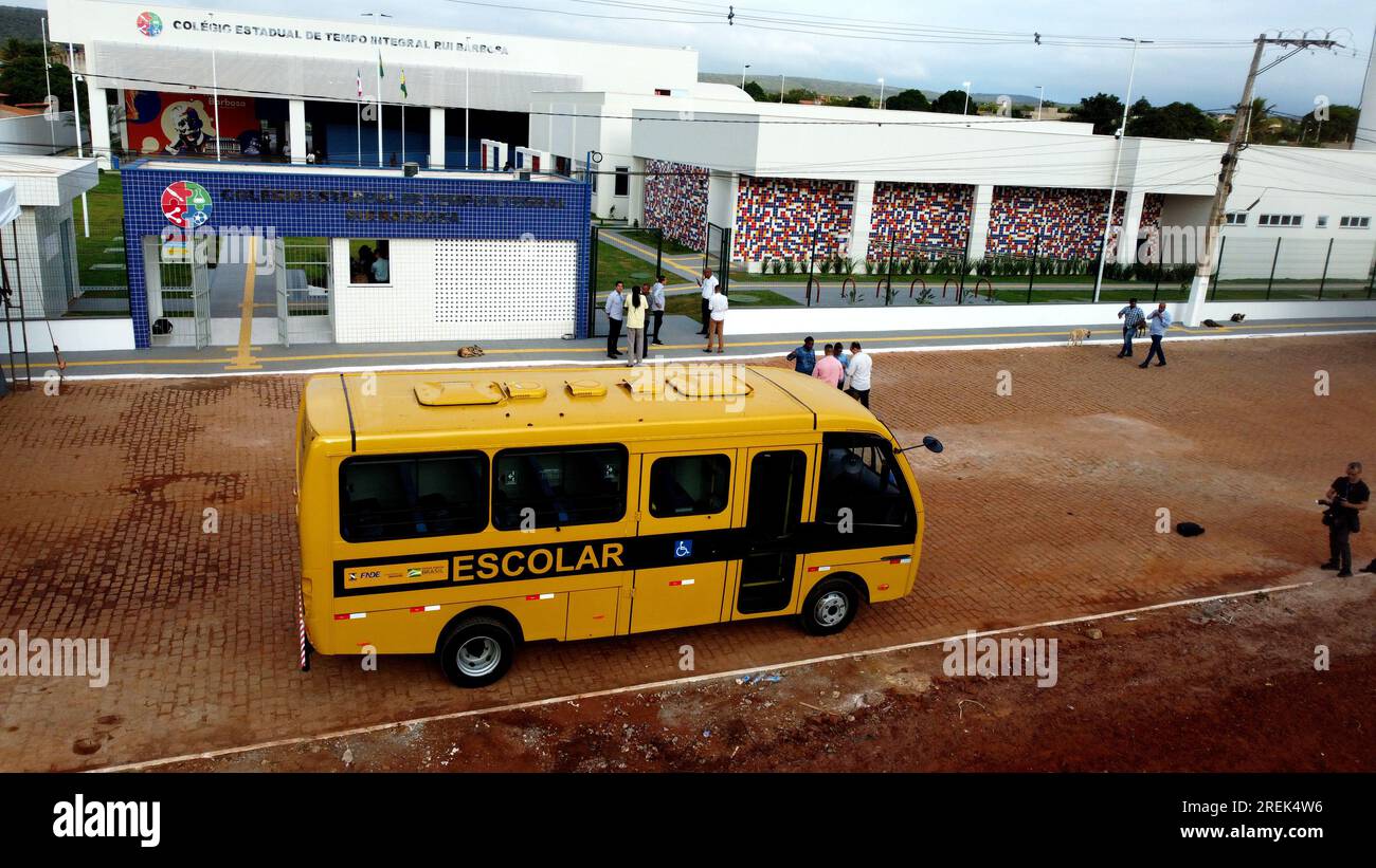 Boninal, bahia, brasilien - 29. april 2023: Schulbus aus dem Caminhos da Escola-Projekt vor einer Vollzeit-staatlichen Schule in der Stadt Bonin Stockfoto