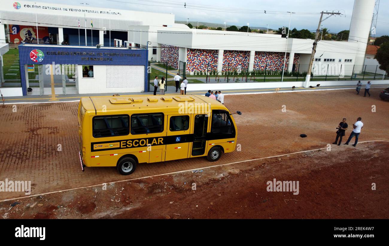 Boninal, bahia, brasilien - 29. april 2023: Schulbus aus dem Caminhos da Escola-Projekt vor einer Vollzeit-staatlichen Schule in der Stadt Bonin Stockfoto