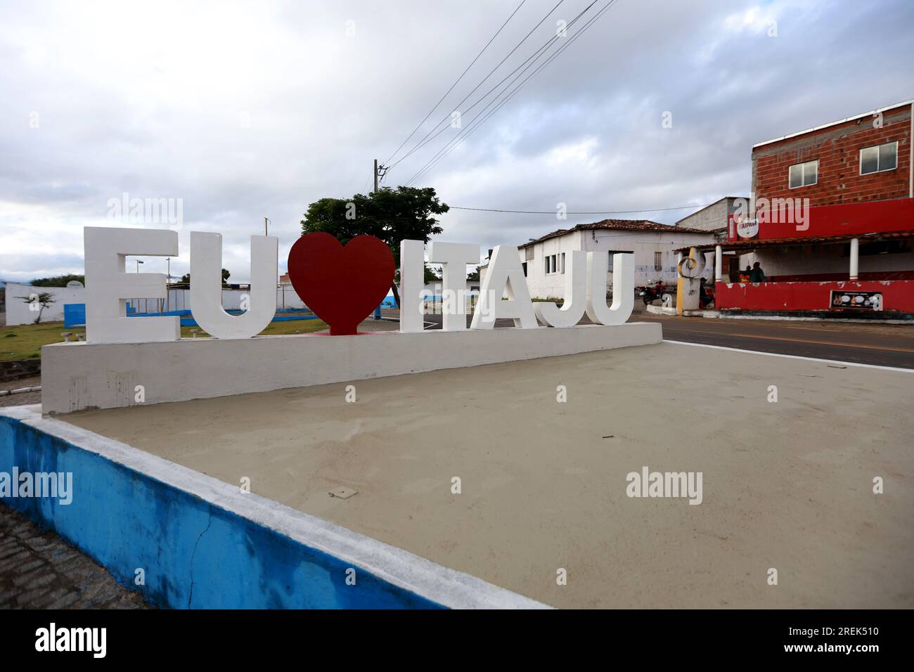 Itaju do colonia, bahia, brasilien - 23. juli 2023: Wegweiser für den Namen der Stadt itaju do colonia im Süden bahias. Stockfoto