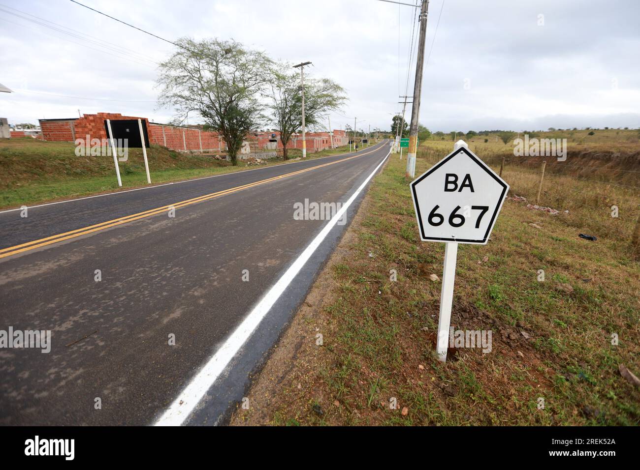 Itaju do colonia, bahia, brasilien - 23. juli 2023: Wegweiser auf der Autobahn BA 667 in der Stadt Itaju do Colonia im Süden Bahias. Stockfoto