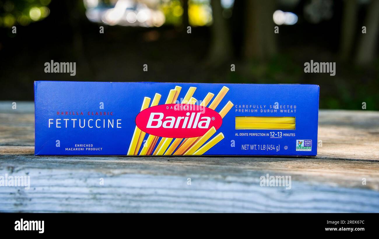 NORWALK, CT, USA - 28. JULI 2023: Barilla fettucine Pasta-Paket auf dem Tisch draußen Stockfoto