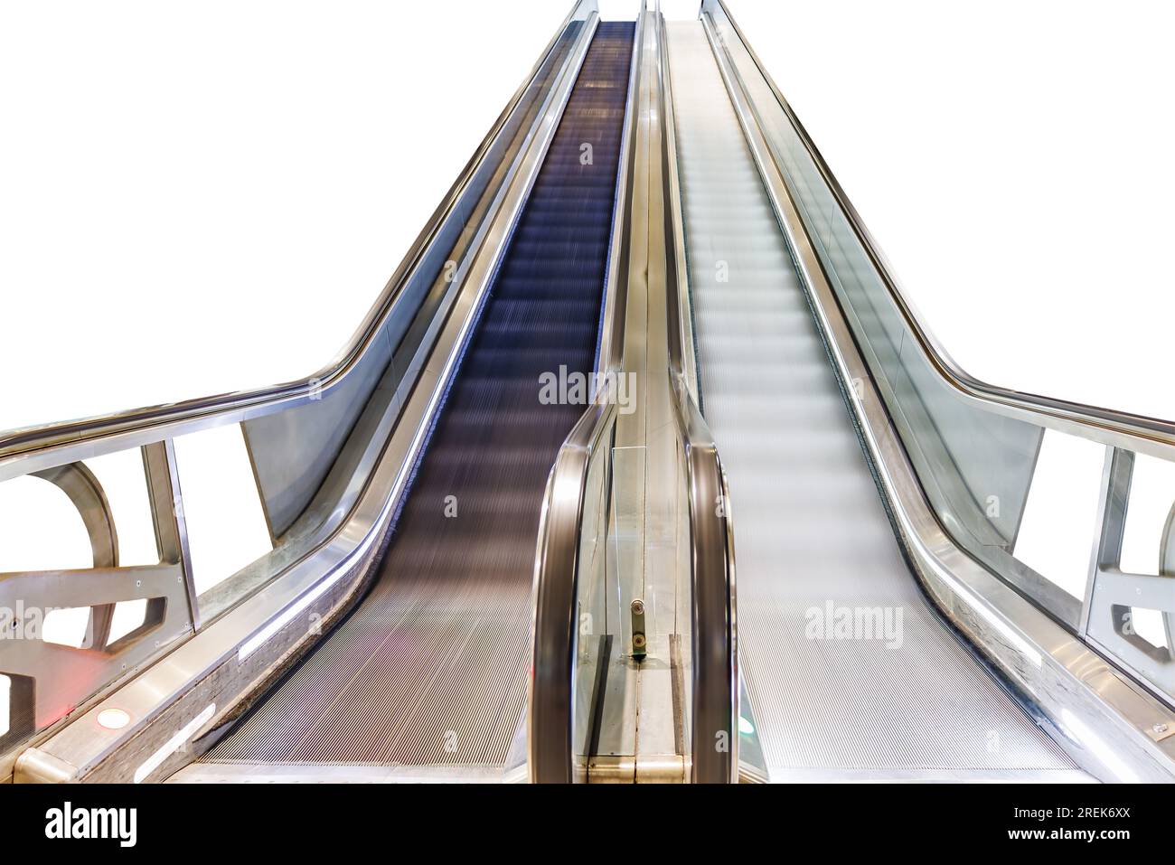 Langzeitaufnahmen von Rolltreppen in Bewegung isoliert auf weißem Hintergrund Stockfoto