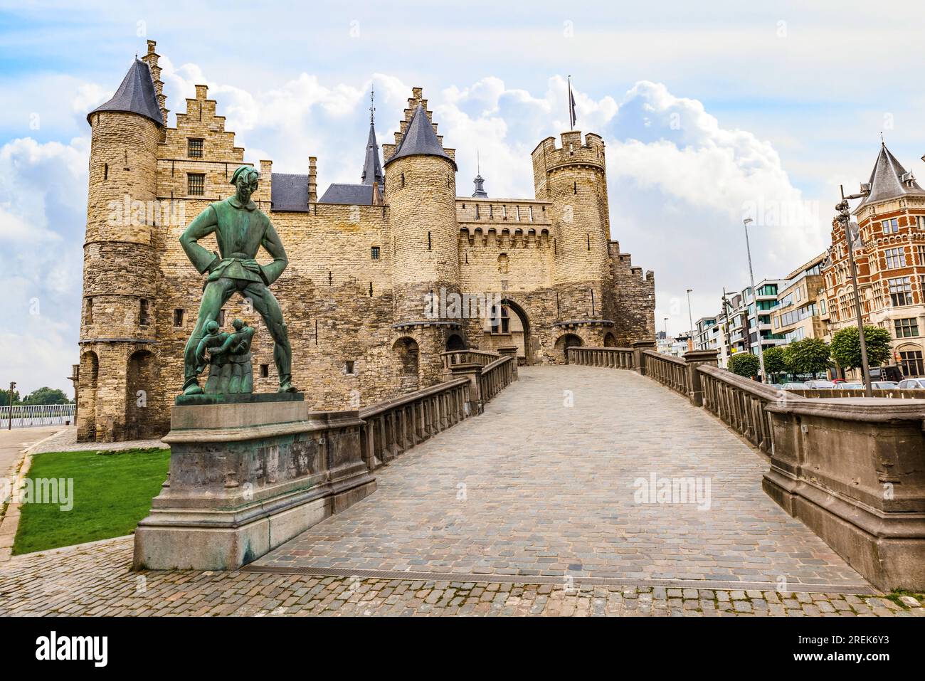 Steen Castle (Het Steen „der Felsen“) in Antwerpen, Belgien, mit dem lange Wapper Monument, einem flämischen folklorischen Charakter, dem legendären Stockfoto