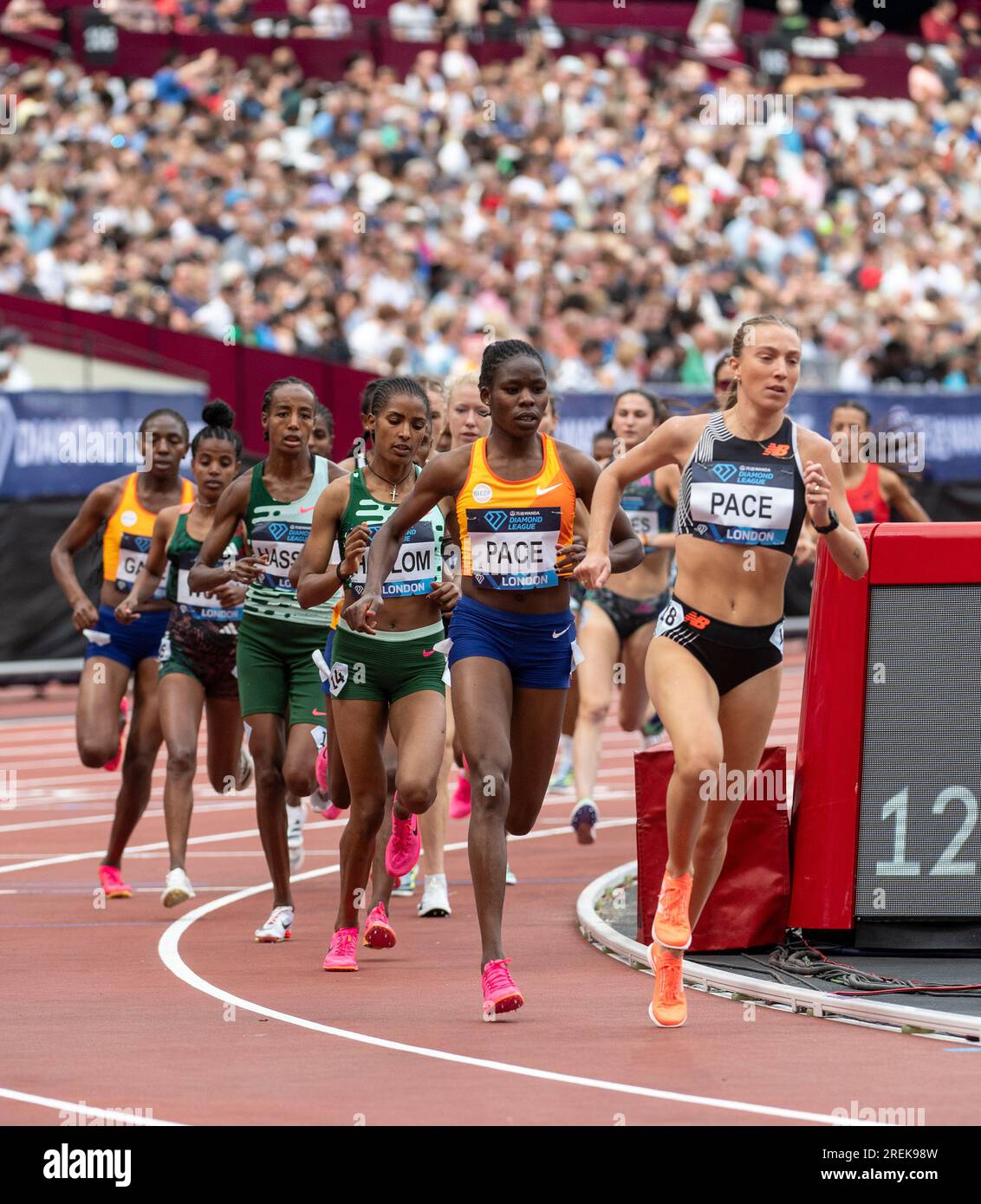Margaret Akidor (Pacemaker) und Rose Davies (Pacemaker) in der 5000m für Frauen beim Wanda Diamond League London Event, London Stadium am 23. Juli Stockfoto