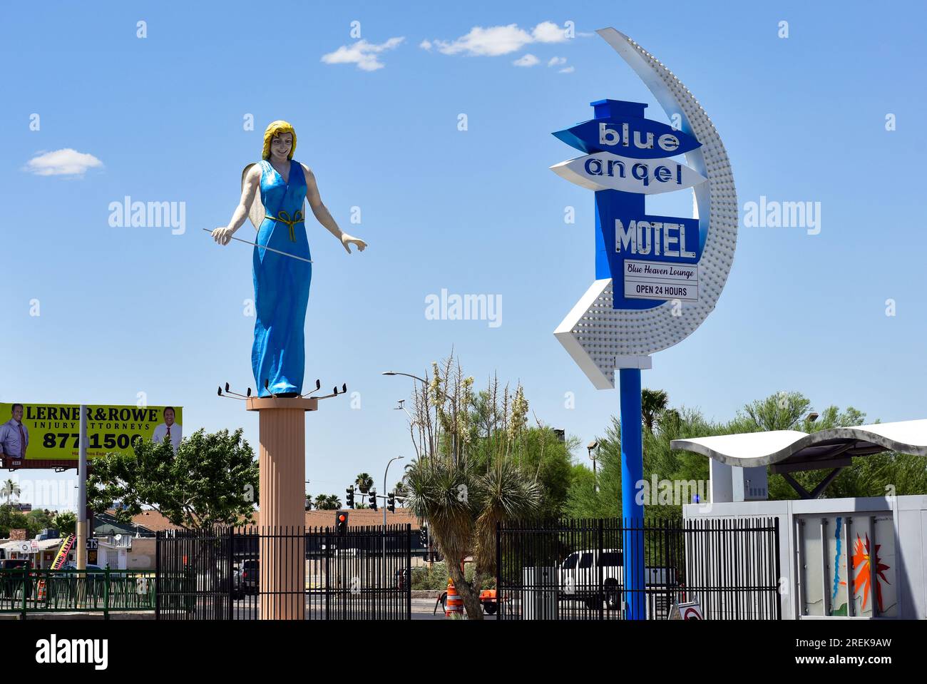 Blue Angel Motel mit einer Retro-Skulptur und einem Schild mit Neon- und Glitzerlampe im Zentrum von Las Vegas, Nevada. Gelegen in Charleston und Fremont Street. Stockfoto