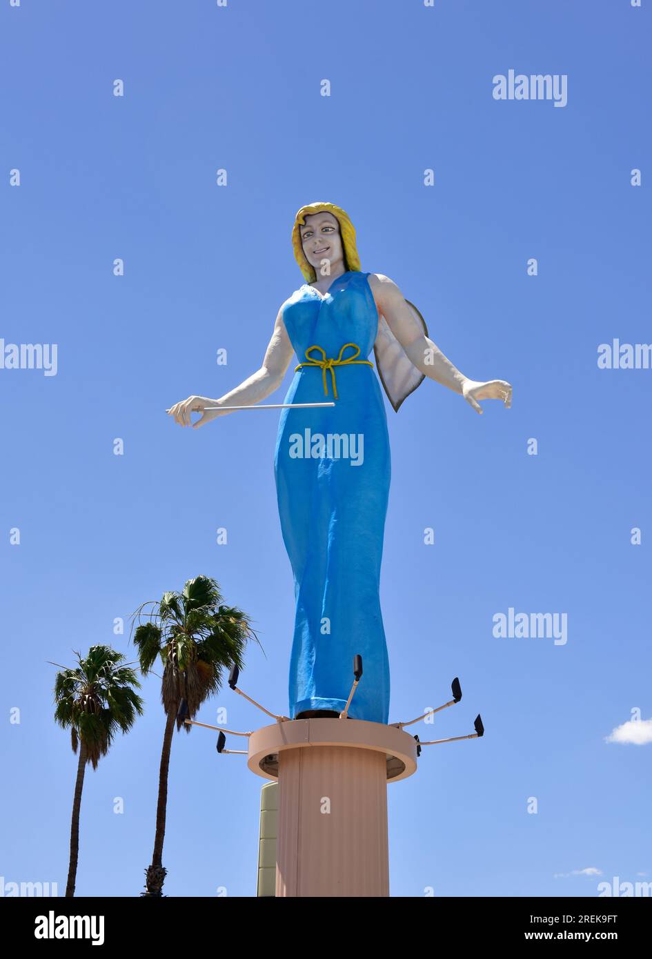 Blue Angel Motel mit einer Retro-Skulptur und einem Schild mit Neon- und Glitzerlampe im Zentrum von Las Vegas, Nevada. Gelegen in Charleston und Fremont Street. Stockfoto