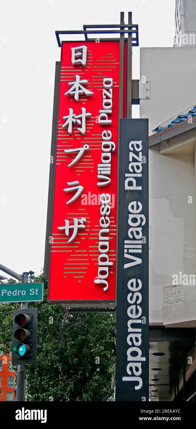 Japanisches Village Plaza-Schild an der San Pedro Street im Stadtzentrum von Los Angeles, Kalifornien Stockfoto