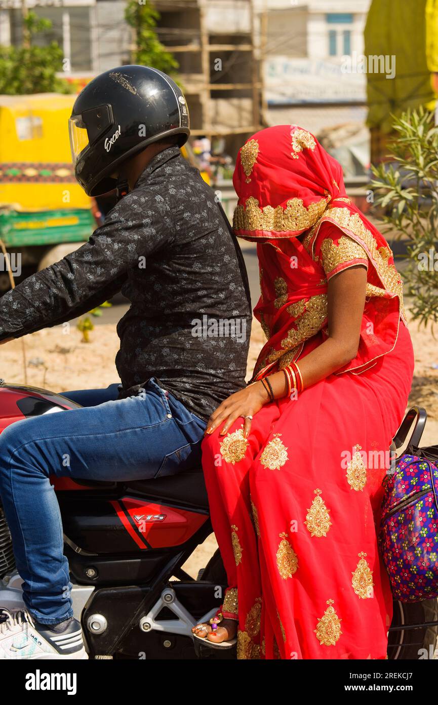 Ein Paar auf einem Motorrad im Verkehr am frühen Morgen am Stadtrand von Neu-Delhi, Uttarakhand, Indien Stockfoto