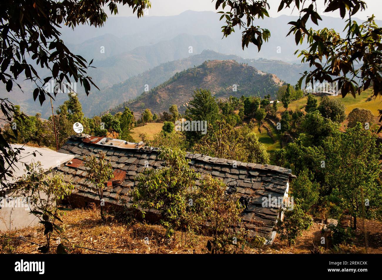 Das Steinschiefer-Dach ist ein traditionelles Gebäude in den indischen Hügeln, Kala Agar Village, Uttarakhand, Indien Stockfoto