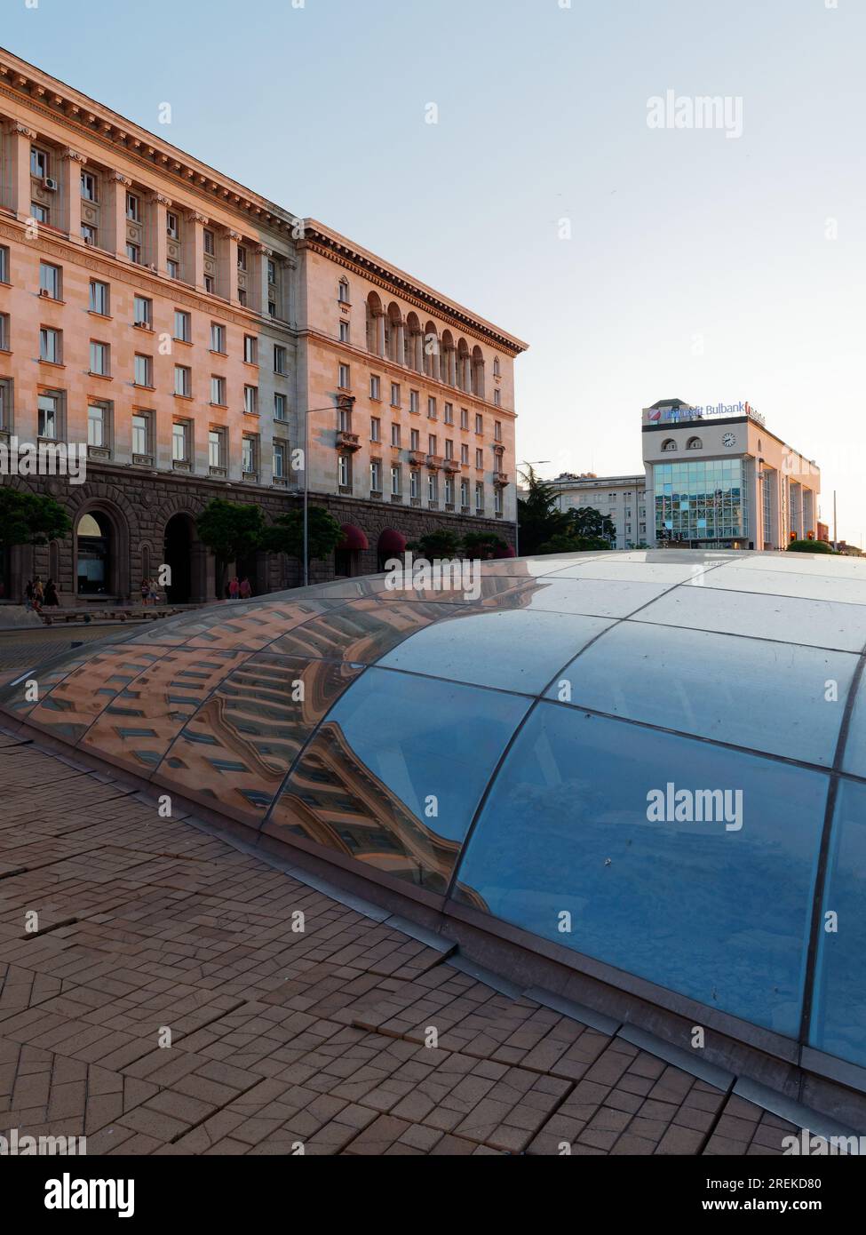 Das Präsidentenbüro (links), Teil von drei Gebäuden, aus denen der Komplex im Stil des Stalinistischen Largo Empire besteht. Sofia, Bulgarien. Juli 2023. Stockfoto