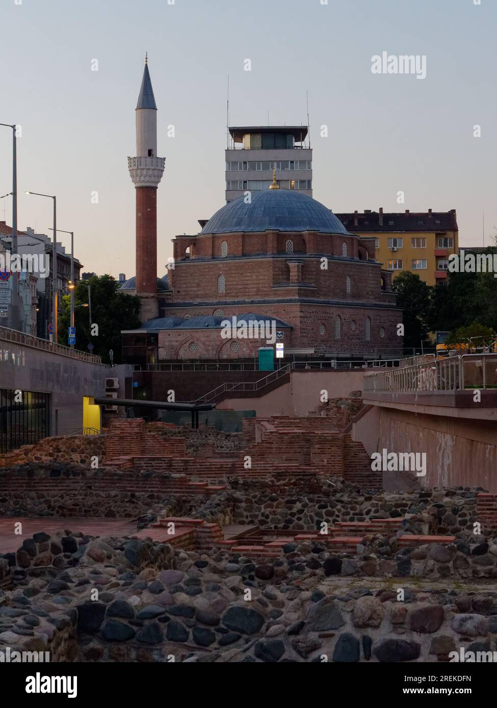 Banya Bashi Moschee bei Nacht mit den Ruinen von Roman Serdica neben der U-Bahn-Station Serdika II (aus dem Bild). Sofia, Bulgarien. Juli 2023 Stockfoto