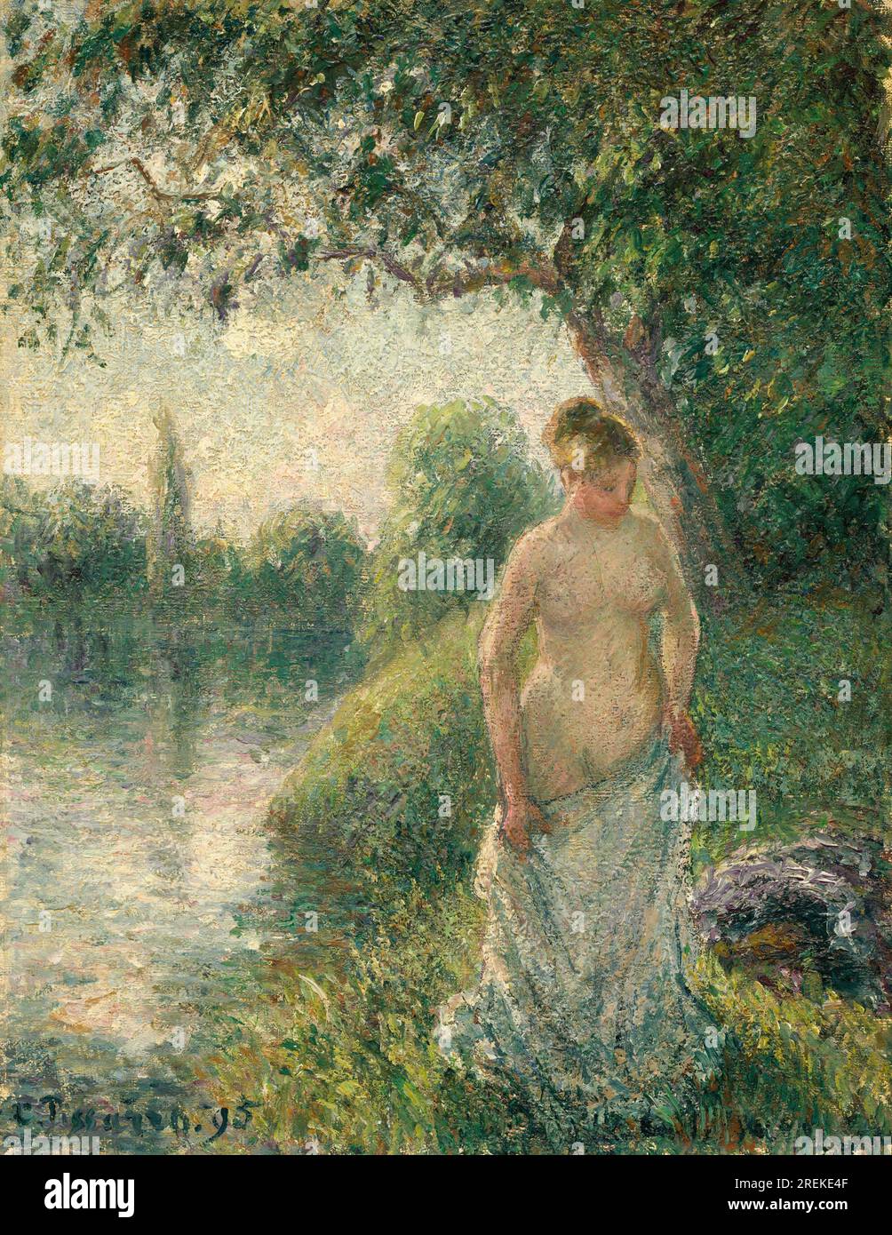 Titel: The Bather Creator: Camille Pissarro Datum: 1895 Inhalt: Ein Porträt einer jungen Frau, die in einem Bach badet. Die Frau trägt ein weißes Kleid und steht in einem Wasserbecken. Der Hintergrund des Gemäldes ist ein Wald. Abmessungen: 35,3 x 27,3 cm Medium: Öl auf Leinwand Lage: National Gallery of Art, Washington, D.C. Stockfoto Titel: The Bather Creator: Camille Pissarro Datum: 1895 Inhalt: Ein Porträt einer jungen Frau, die in einem Bach badet. Die Frau trägt ein weißes Kleid und steht in einem Wasserbecken. Der Hintergrund des Gemäldes ist ein Wald. Abmessungen: 35,3 x 27,3 cm Medium: Öl auf Leinwand Lage: National Gallery of Art, Washington, D.C. Stockfoto