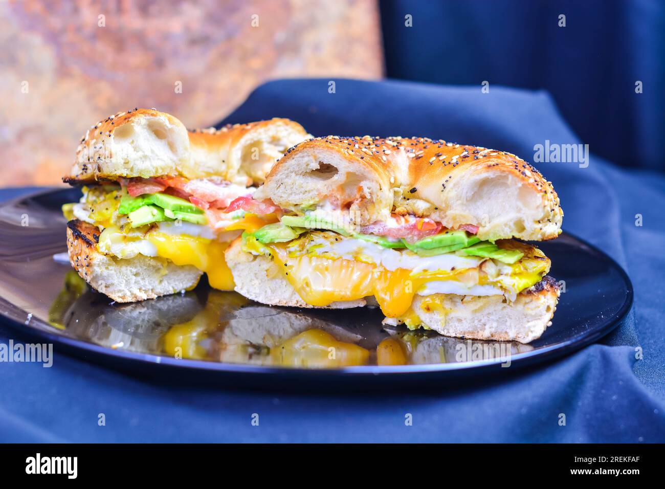 Bagel-Frühstück, Sandwich, Fast Food, geschnitten auf halbem Kopierbereich, Essenshintergrund Stockfoto