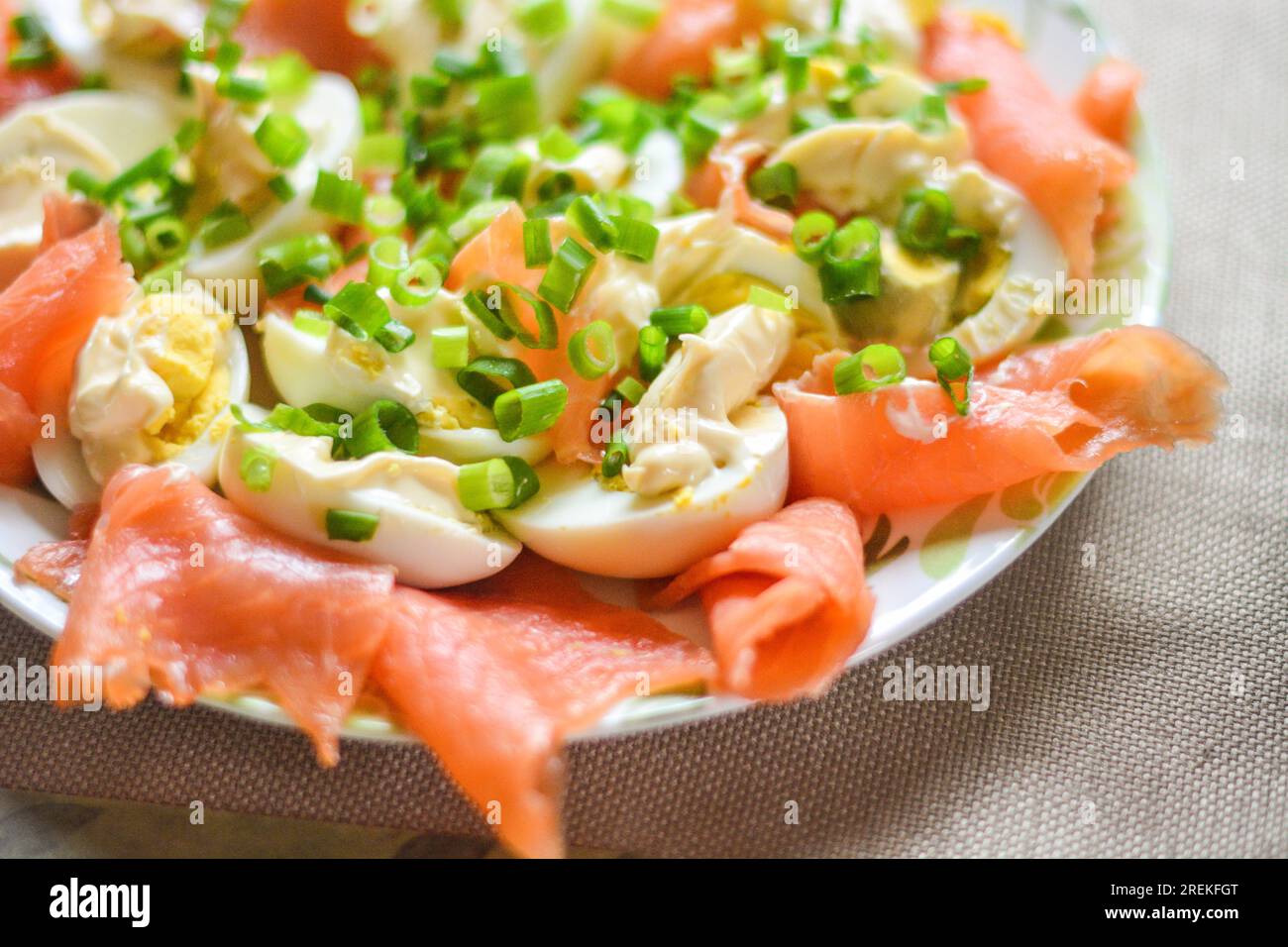 Lachs und Eier Frühstückssandwich Fast Food geschnitten auf halbem Kopierraum Essenshintergrund Stockfoto