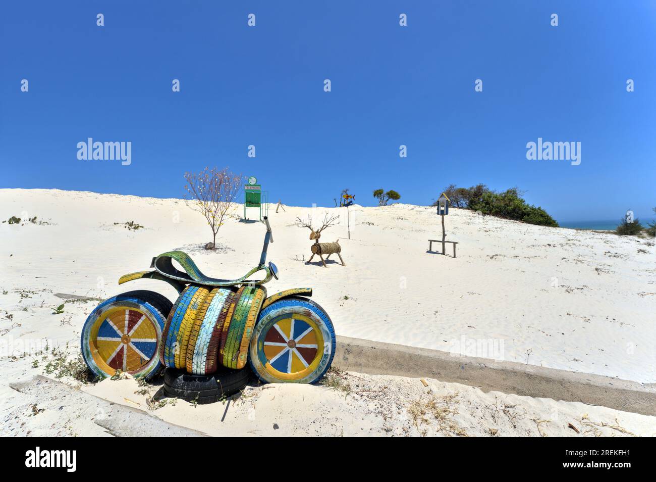 Kunst in den weißen Sanddünen von Mui Ne, Vietnam Stockfoto