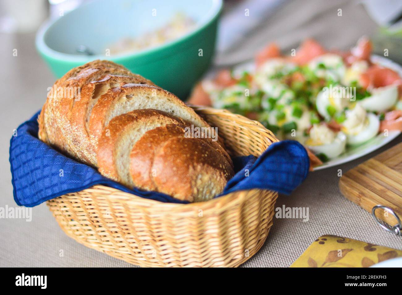 Bagel-Frühstück, Sandwich, Fast Food, geschnitten auf halbem Kopierbereich, Essenshintergrund Stockfoto