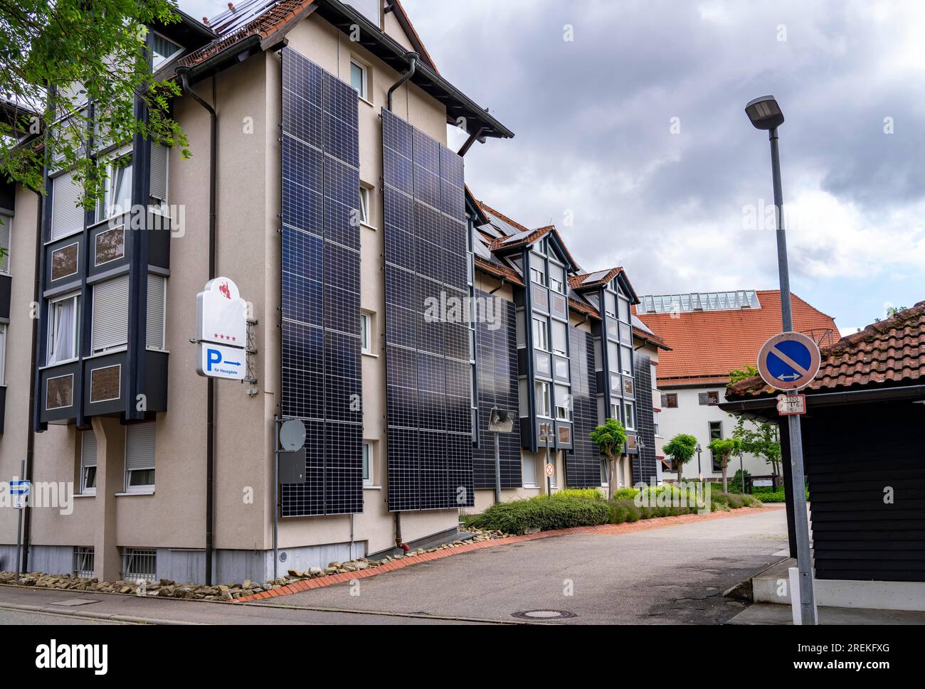 Solarfassade, Photovoltaik-Elemente an einer Hausfassade, Hotel in Herrenberg, große PV-Module erzeugen Strom an den Außenwänden des Gebäudes, Stockfoto