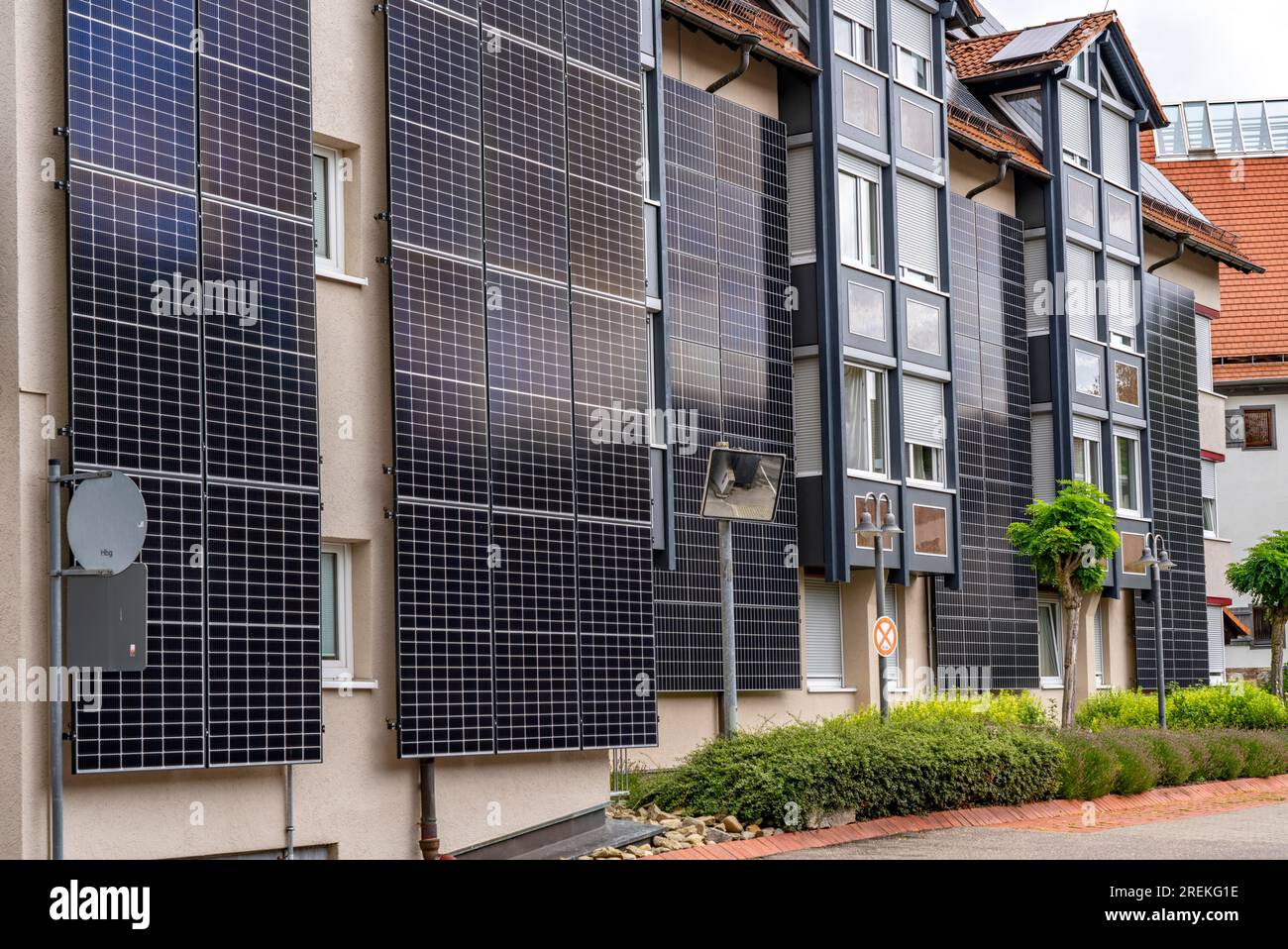 Solarfassade, Photovoltaik-Elemente an einer Hausfassade, Hotel in Herrenberg, große PV-Module erzeugen Strom an den Außenwänden des Gebäudes, Stockfoto