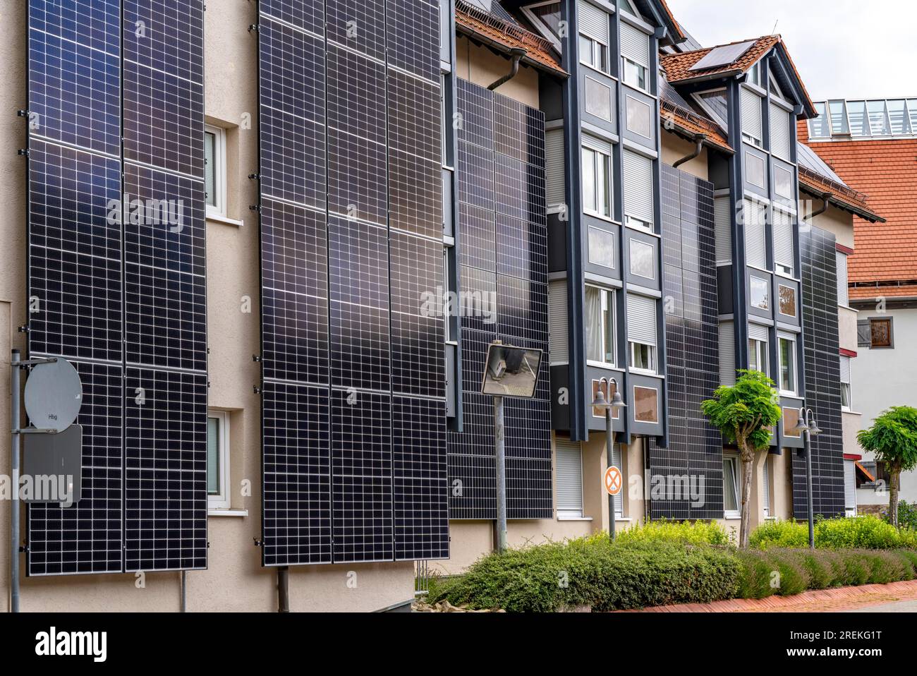 Solarfassade, Photovoltaik-Elemente an einer Hausfassade, Hotel in Herrenberg, große PV-Module erzeugen Strom an den Außenwänden des Gebäudes, Stockfoto