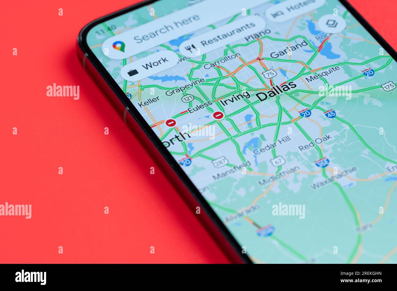 New York, USA - 21. Juli 2023: Autoverkehr in Dallas auf google Maps in der Nahaufnahme des Smartphone-Bildschirms Stockfoto