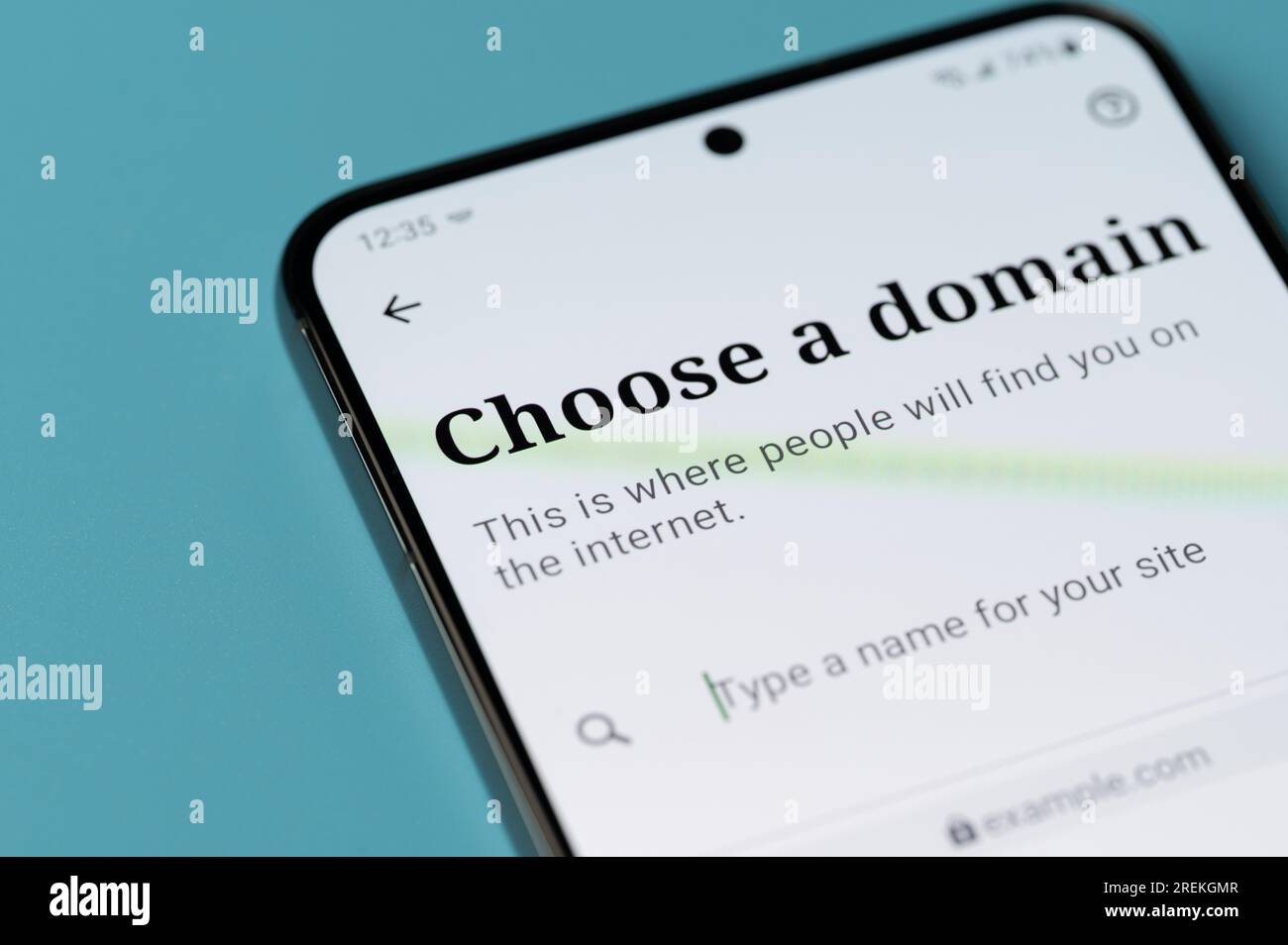 New York, USA - 27. Juli 2023: Auswahl einer Domäne für die neue Website auf dem Smartphone-Bildschirm Nahaufnahme Stockfoto
