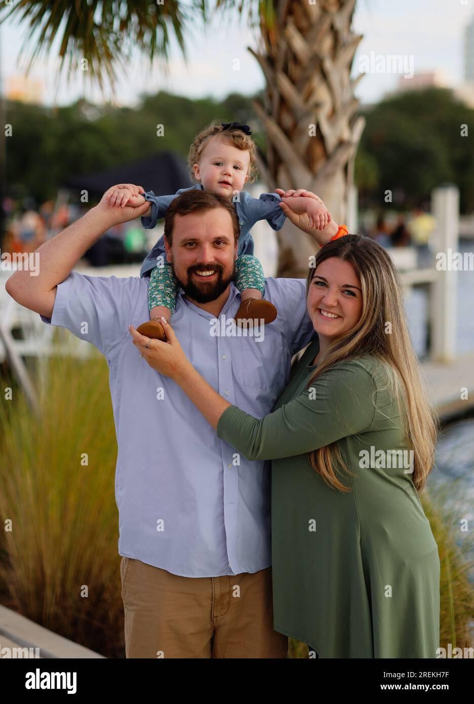 Porträt einer glücklichen Familie mit einer kleinen Tochter in einem Sommerpark Stockfoto