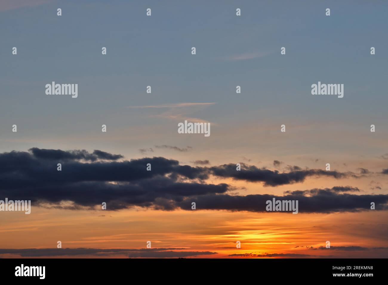 Sonnenuntergang brennender Himmelsstoff Hintergrund Stockfoto