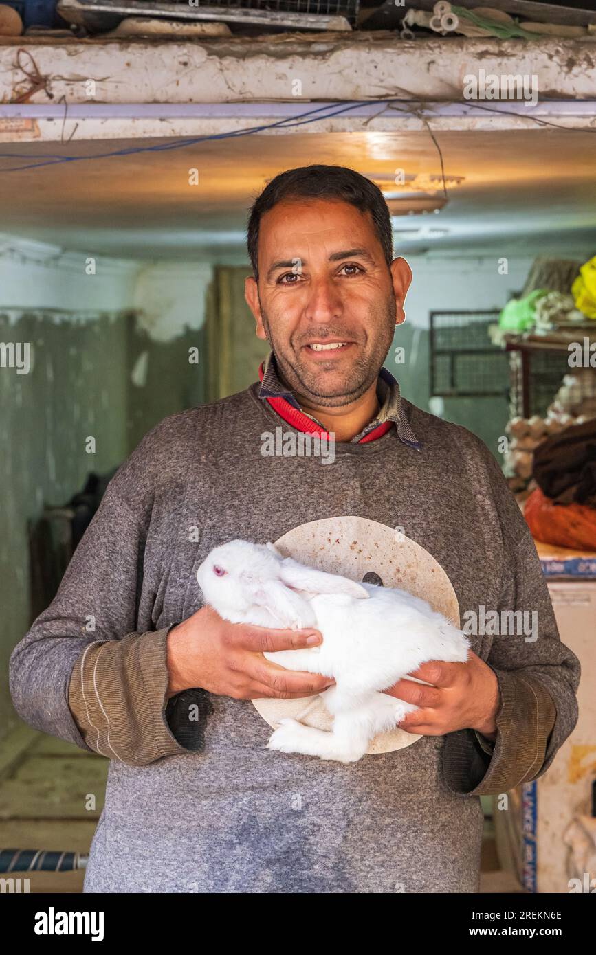 Bohri Kadal, Srinagar, Jammu und Kaschmir, Indien. 25. Oktober 2022. Ladenbesitzer, der Kaninchen in Srinagar zum Verkauf hält. Stockfoto