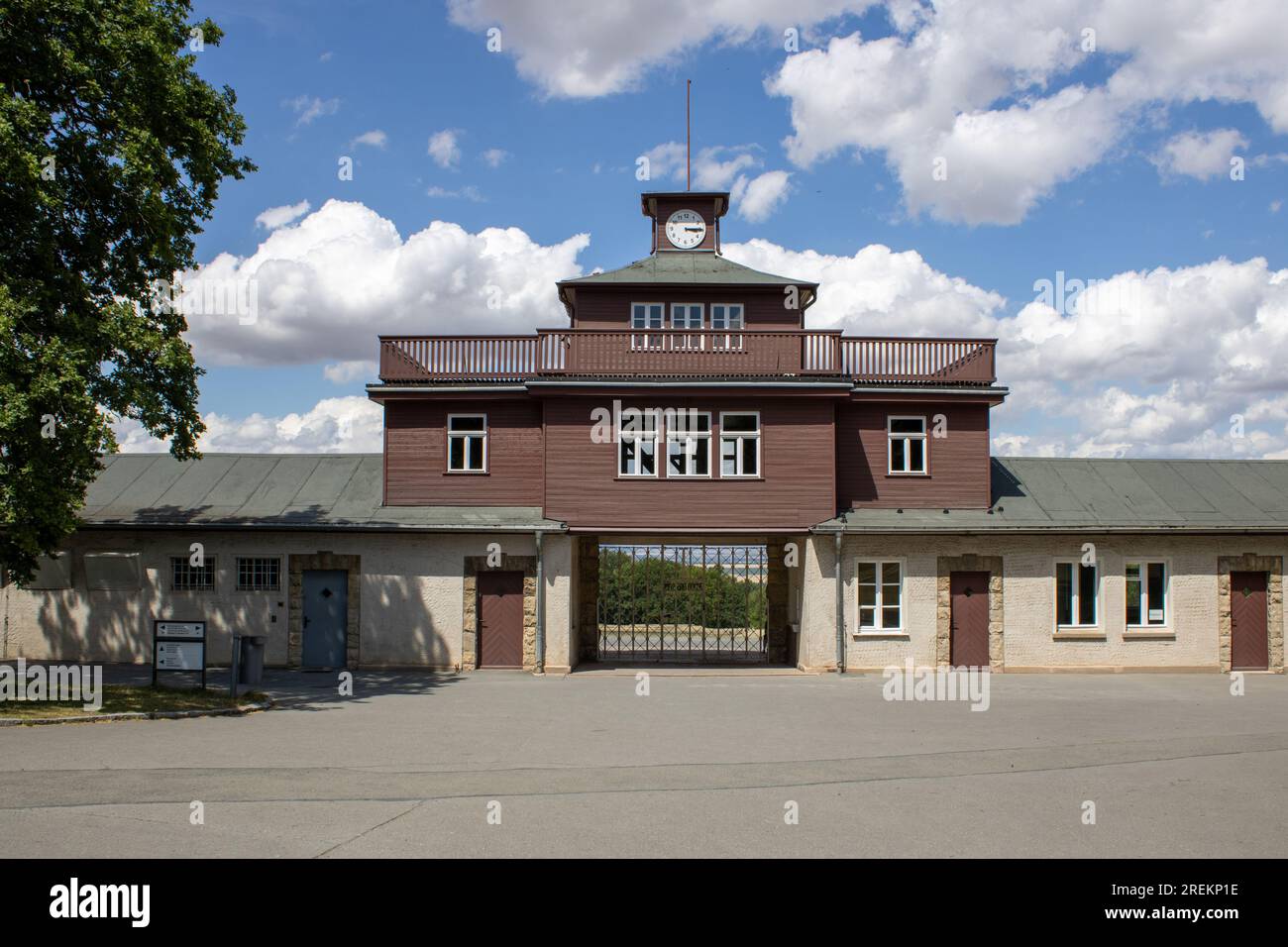 Buchenwald, Deutschland. 27. Juli 2023. Das Lagertor des KZ-Gedenklagers Buchenwald. Hier wurden Tausende von Menschen Opfer der politischen Ideologie des Nationalsozialismus. Kredit: Daniel Schäfer/dpa/Alamy Live News Stockfoto