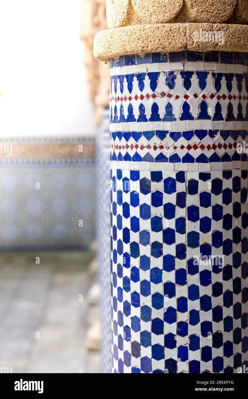 Blau-weißes orientalisches Muster an einer Säule Stockfoto