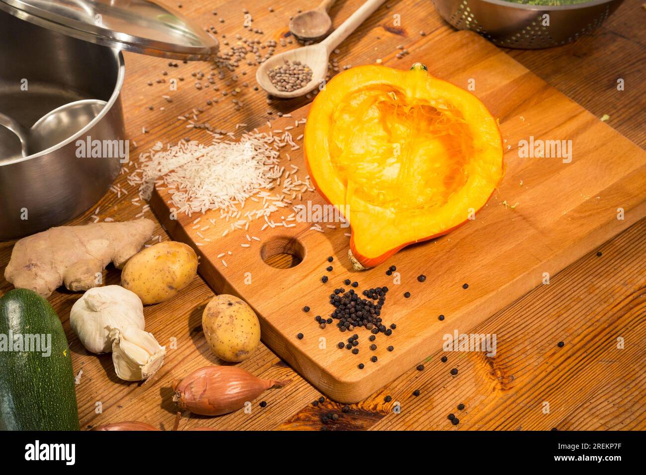 Kochszene, Kürbissuppe auf einer Arbeitsfläche zubereiten Stockfoto