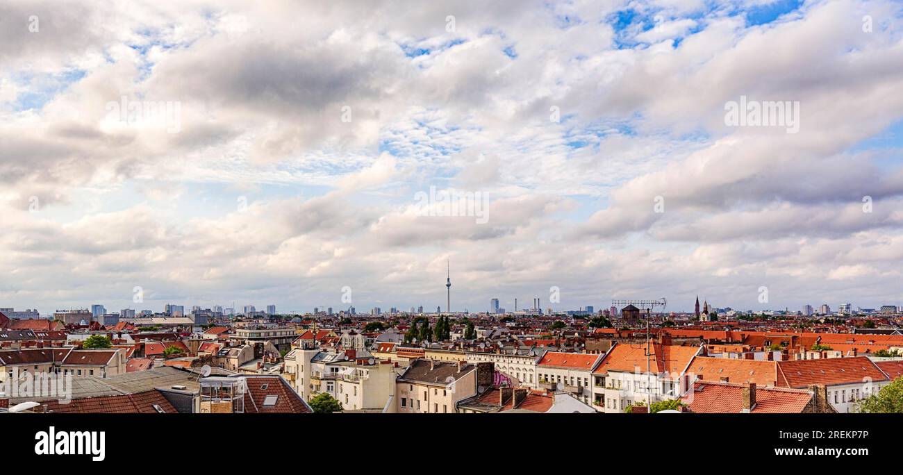 HDR-Panorama von Berlin mit Wolkengebilde Stockfoto