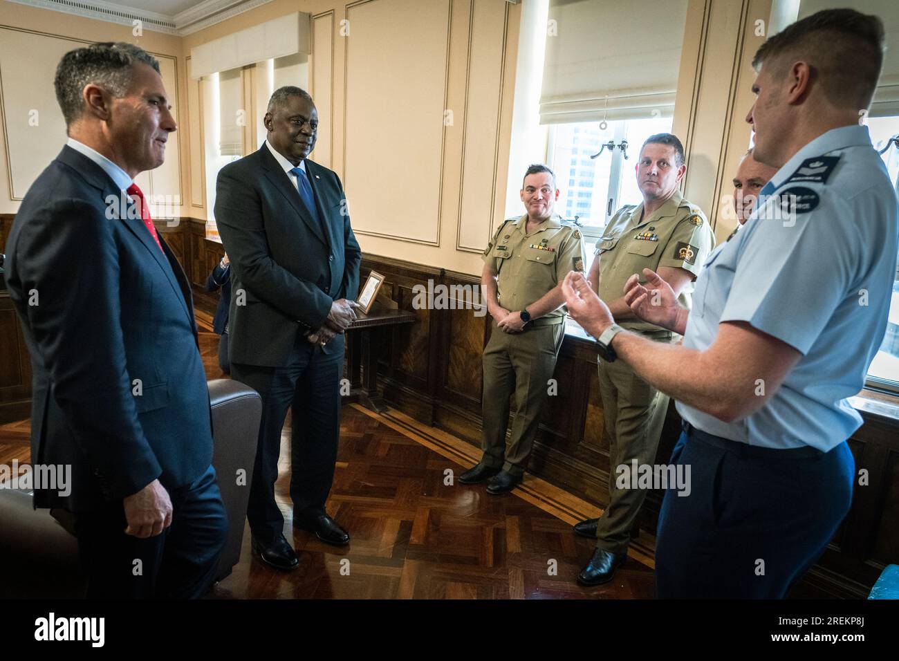 Brisbane, Australien. 28. Juli 2023. USA Verteidigungsminister Lloyd J. Austin III, Center, und australischer Verteidigungsminister Richard Marles, Left, sprechen während einer Führung durch das MacArthur Museum Brisbane am 28. Juli 2023 in Brisbane, Australien, mit Mitgliedern des australischen Militärs. Austin und der US-Außenminister Antony Blinken sind zu den 33. jährlichen australisch-amerikanischen Ministerkonferenzen in Brisbane. Kredit: Chad McNeeley/DOD/Alamy Live News Stockfoto