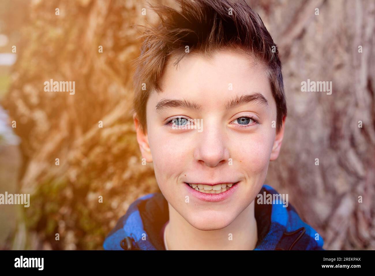 Porträt eines lächelnden Teenagers mit blauer Holzfällerjacke Stockfoto